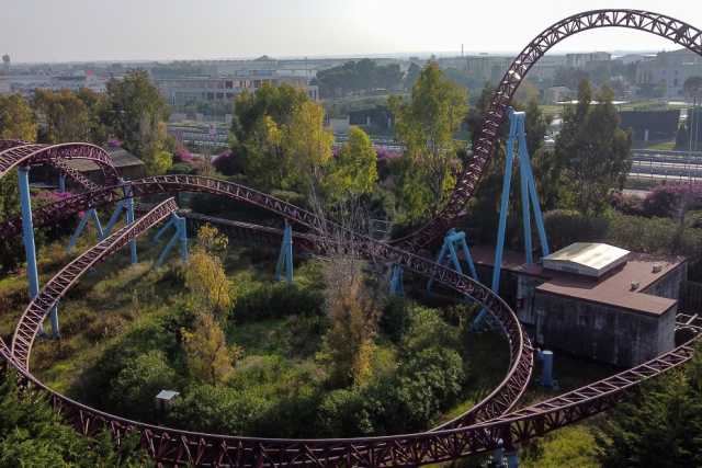 Molfetta, desolate montagne russe e tristi caroselli: � Miragica, il luna park abbandonato